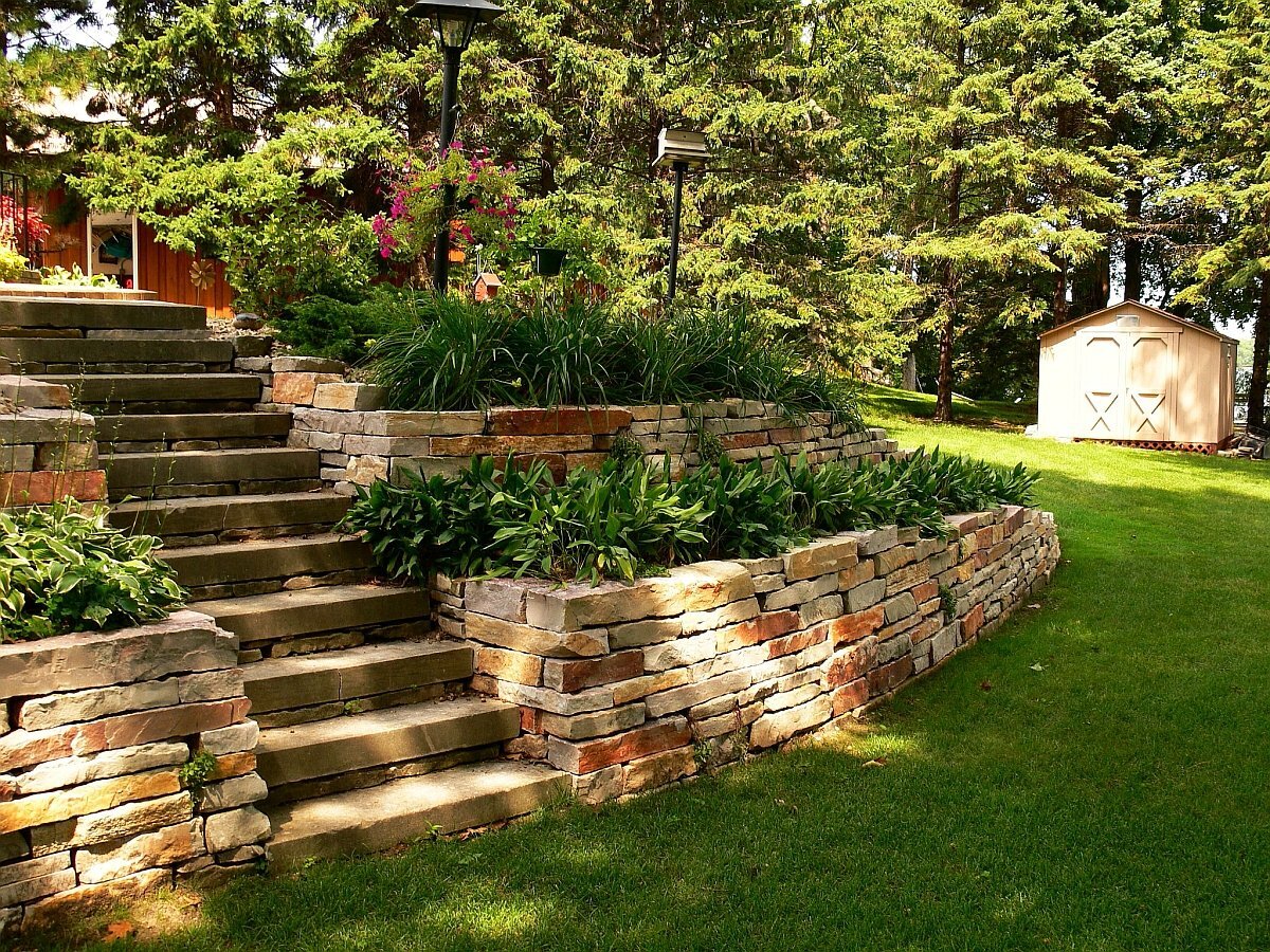 Источник фото: https://hameleone.ru/landsaftnyj-dizajn-ucastka-na-sklone-50-foto-idej-oformlenia/