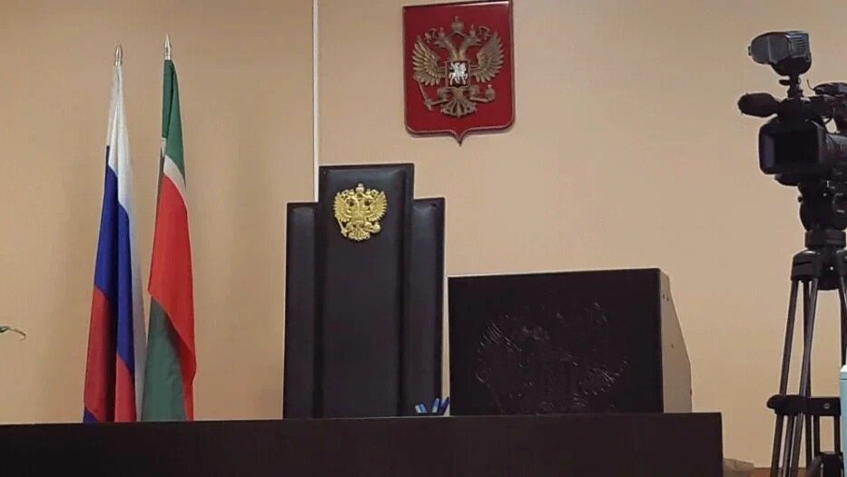     Сотрудницу управления госэкспертизы РТ по строительству и архитектуре будут судить за халатность. Дело касается размытой трассы лыжно-биатлонного комплекса в Мирном. Об этом сообщили в пресс-службе прокуратуры Татарстана.