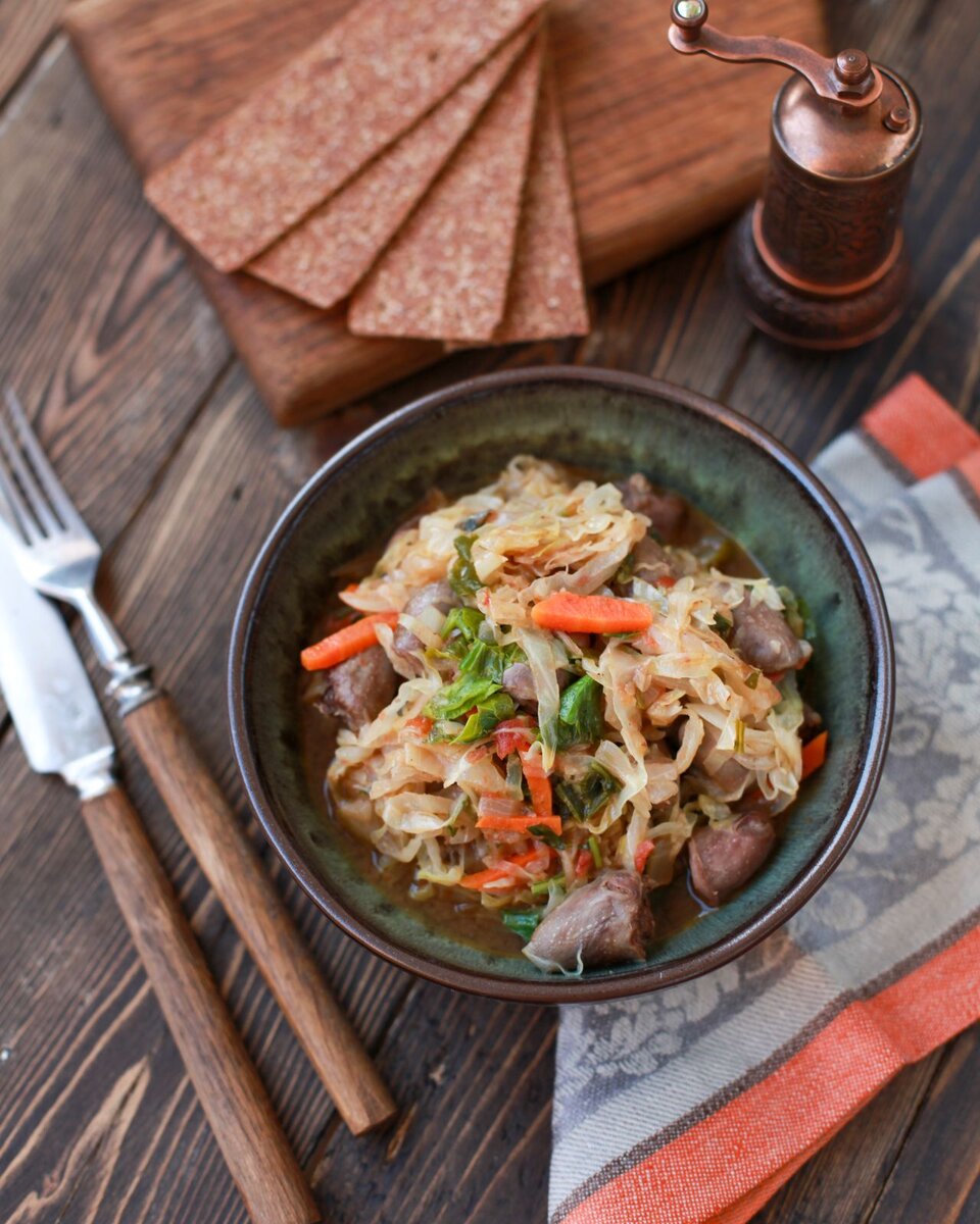 Бигус с сердечками от Даши Третьяковой. Как-то не нашлось у наших иллюстраторов ничего живого. Но это блюдо, согласитесь, тоже выше всяких похвал.