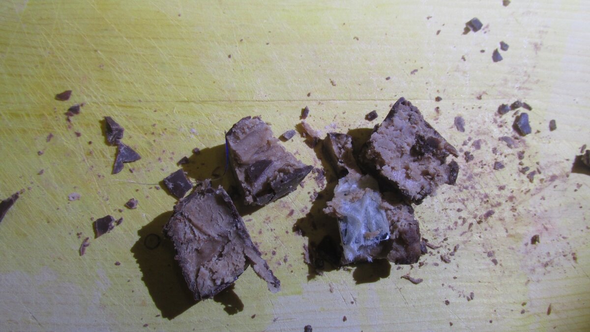     Сотрудники колонии вынуждены измельчать конфеты, колбасу и другие продукты.