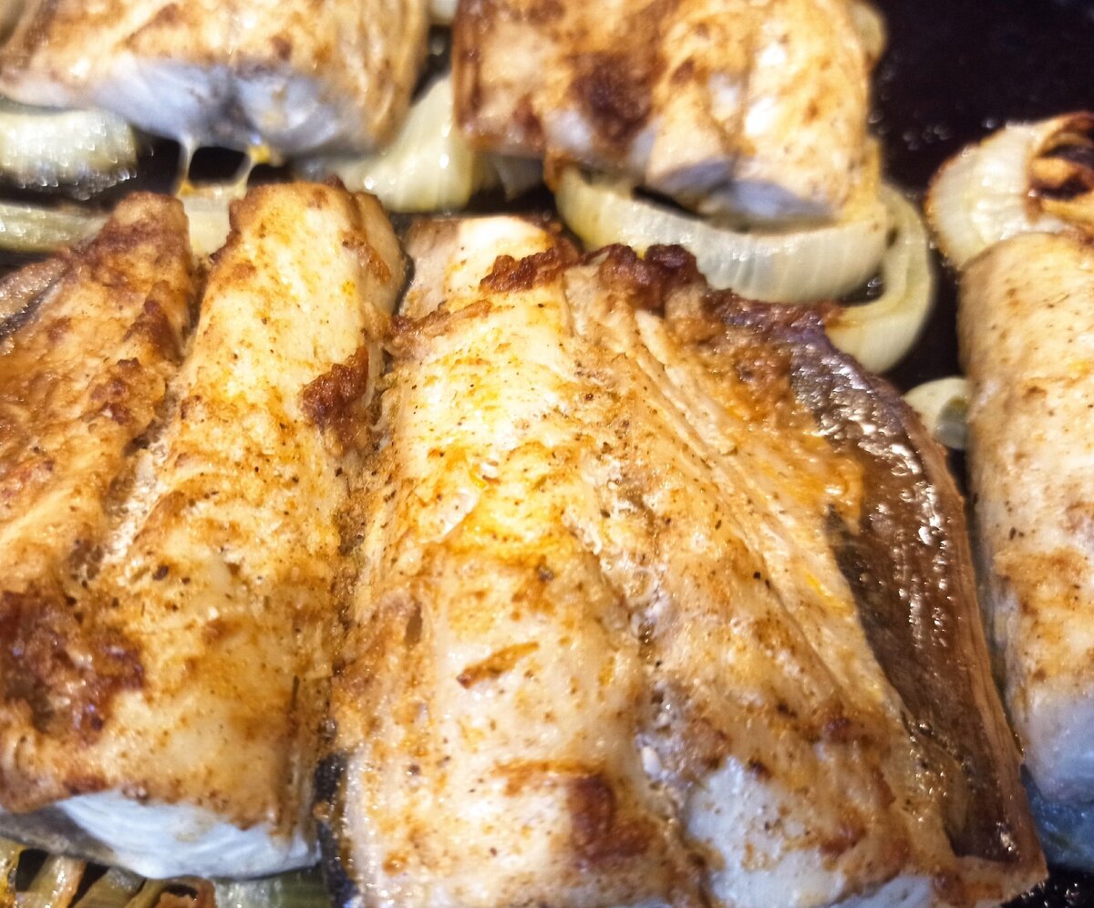 благодаря луковой подушке, рыба не прилипла к противню. 
Если не передерживать в духовке,  лук будет вполне съедобный.