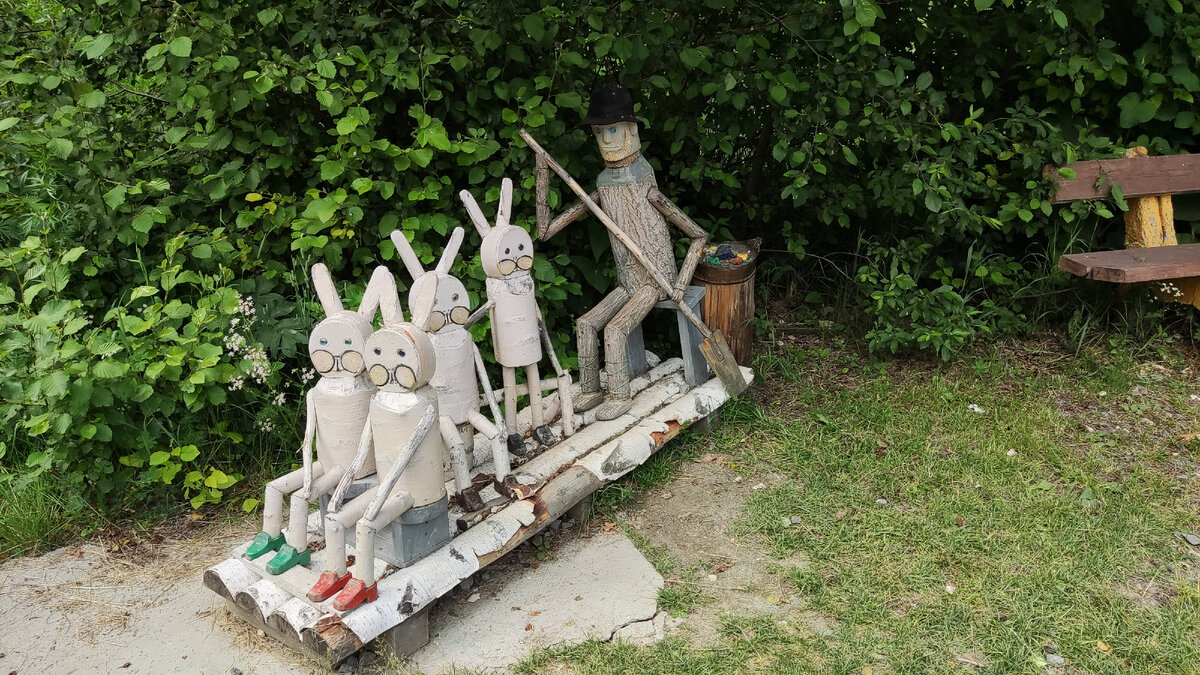 Дед Мазай и Зайцы на входе в парк