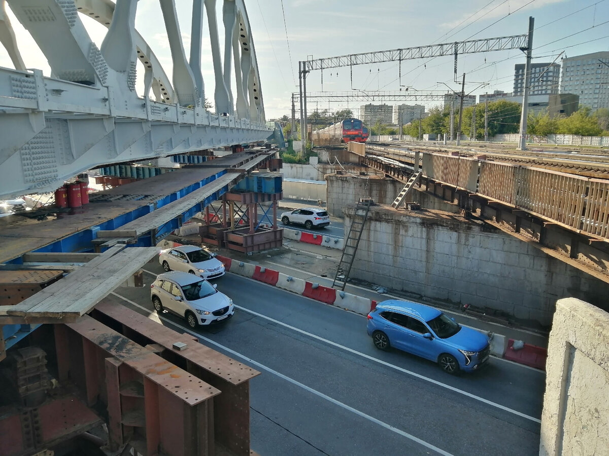 Электричка нижегородская серп и молот. Путепровод над железной дорогой. Конструкция эстакады. Эстакады в Москве. Виадук над железной дорогой.