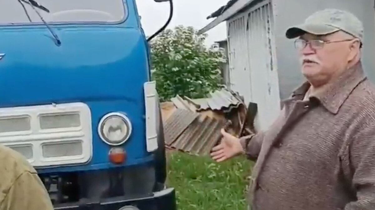     Активисты народного фронта встретились с владельцем автомобиля.