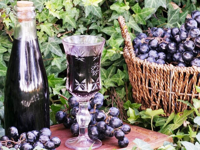 Как приготовить домашнее вино из винограда: простой рецепт