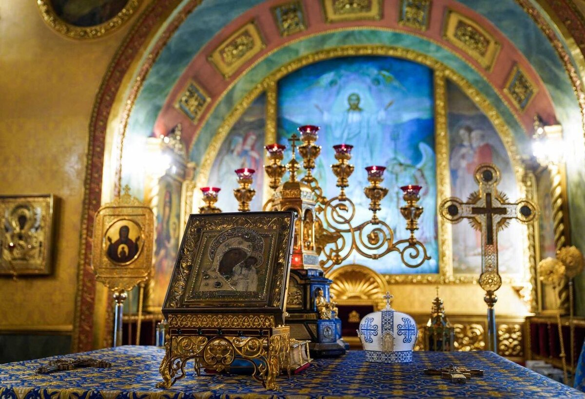 Чтимая икона 17 века - список с образа, пребывавшего в народном ополчении К. Минина и Д. Пожарского, находится в Елоховском кафедральном Богоявленском соборе в Москве: в нём 22 июня 1941 г. Патриарший Местоблюститель митрополит Сергий (Страгородский) служил Божественную Литургию, а после, узнав о начале войны, он написал "Послание пастырям и пасомым Христовой Православной Церкви", призывая встать на защиту Отечества; в этом же соборе был отслужен первый молебен "О даровании победы", положивший начало подобным молебнам. Фото из сети  (https://foto.patriarchia.ru/) 