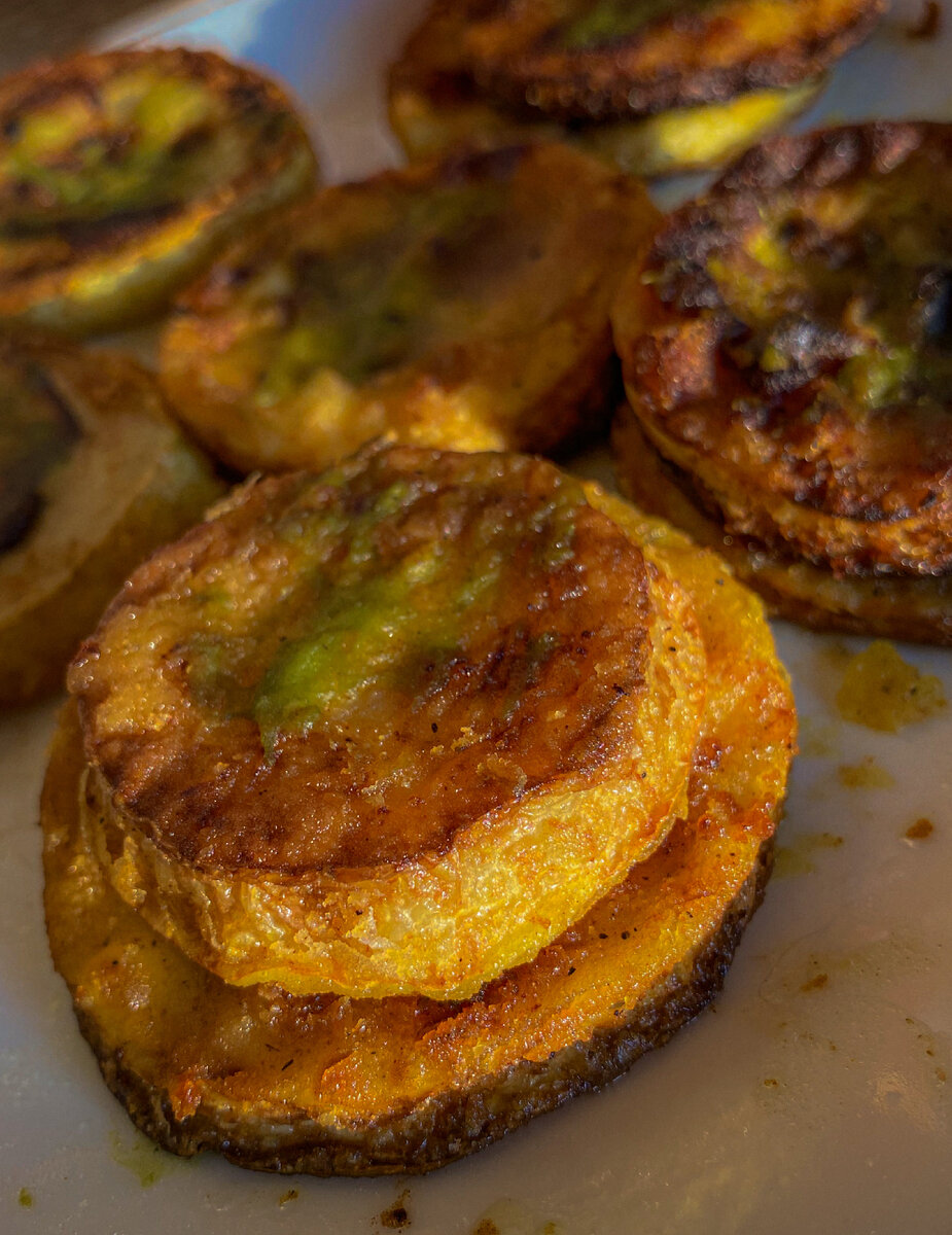 Мне захотелось добавить ещё остринку, поэтому я смазала кабачки хреном с васаби. Фото автора 