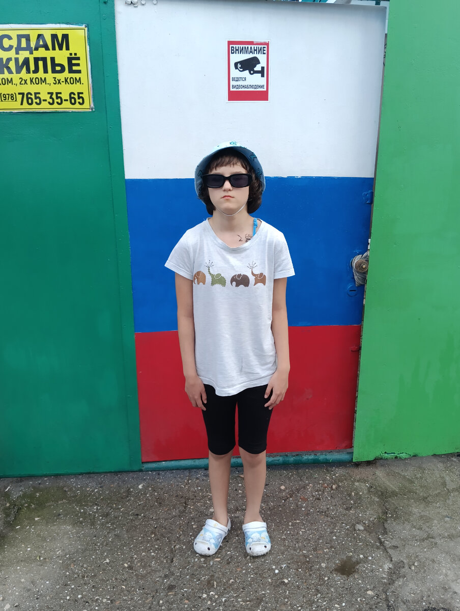 Тут попросила встать правильно-поднять голову и опустить руки. 