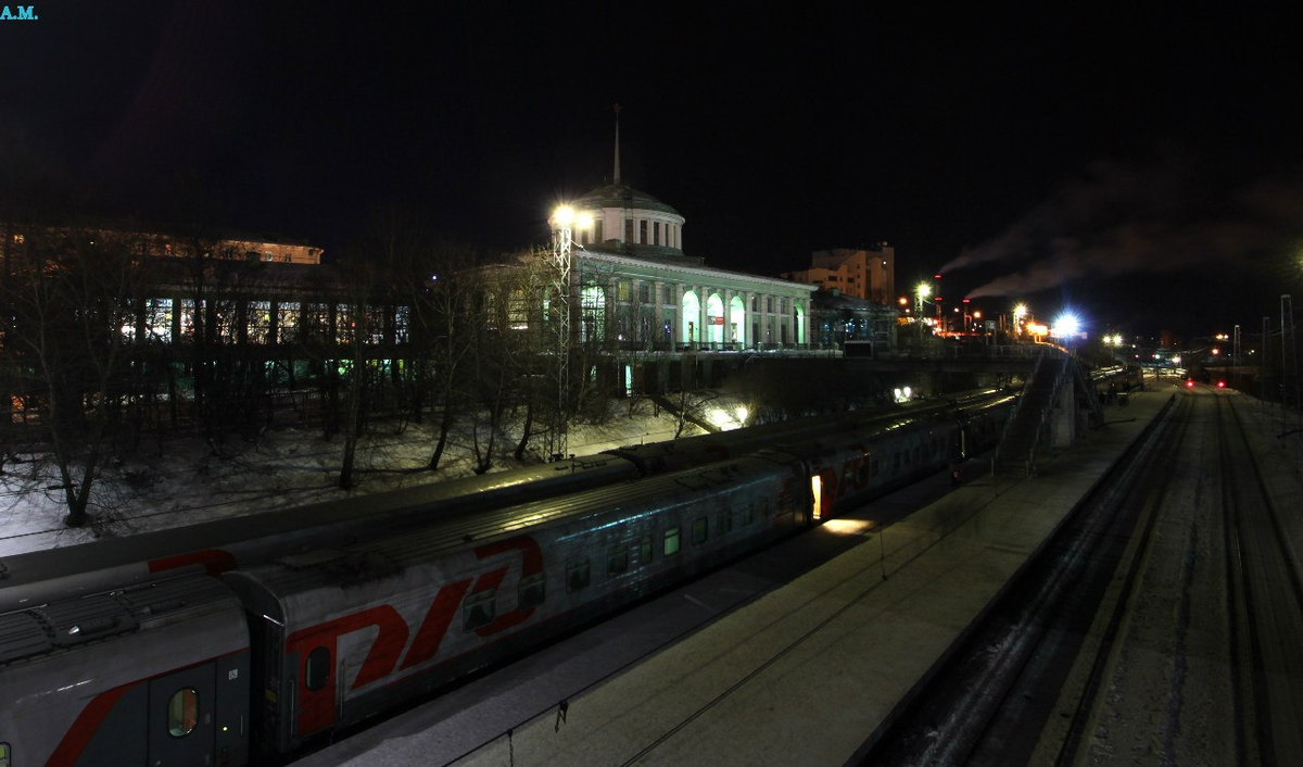 Вокзал мурманск телефон. Вокзал Мурманск. Мурманский вокзал зимой. Железнодорожный вокзал. ЖД вокзал Мурманск вечером.