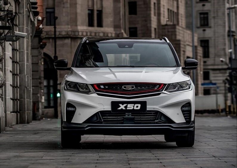 Завод «БелДжи» освоил выпуск локализованной версии китайского кроссовера Geely Coolray. Новая модель под названием BelGee Х50 уже готова отправиться к местным, а также российским дилерам. «Китайские автомобили» собрали подробности о проекте и на их основе создали рендеры белорусских машин.На предприятии также сообщают, что оригинальных кроссоверов Coolray на складах завода больше нет. А в автосалонах страны их остались считанные экземпляры. Поэтому в самое ближайшее время вместо Coolray местные дилеры начнут получать модель BelGee Х50. Также новинку «БелДжи» будут поставлять и в Россию.Сам Х50 широкой публике пока не демонстрируют. Но, как стало известно «Китайским автомобилям» от источника, знакомого с планами Geely, под этим названием в Беларуси будут производить тот же самый Coolray, что и сейчас. При этом ранее на заводе «засветили» будущий шильдик бренда BG, который заменит собой штатную китайскую эмблему. И как можно заметить, по форме он в точности повторяет «щиток» Geely.