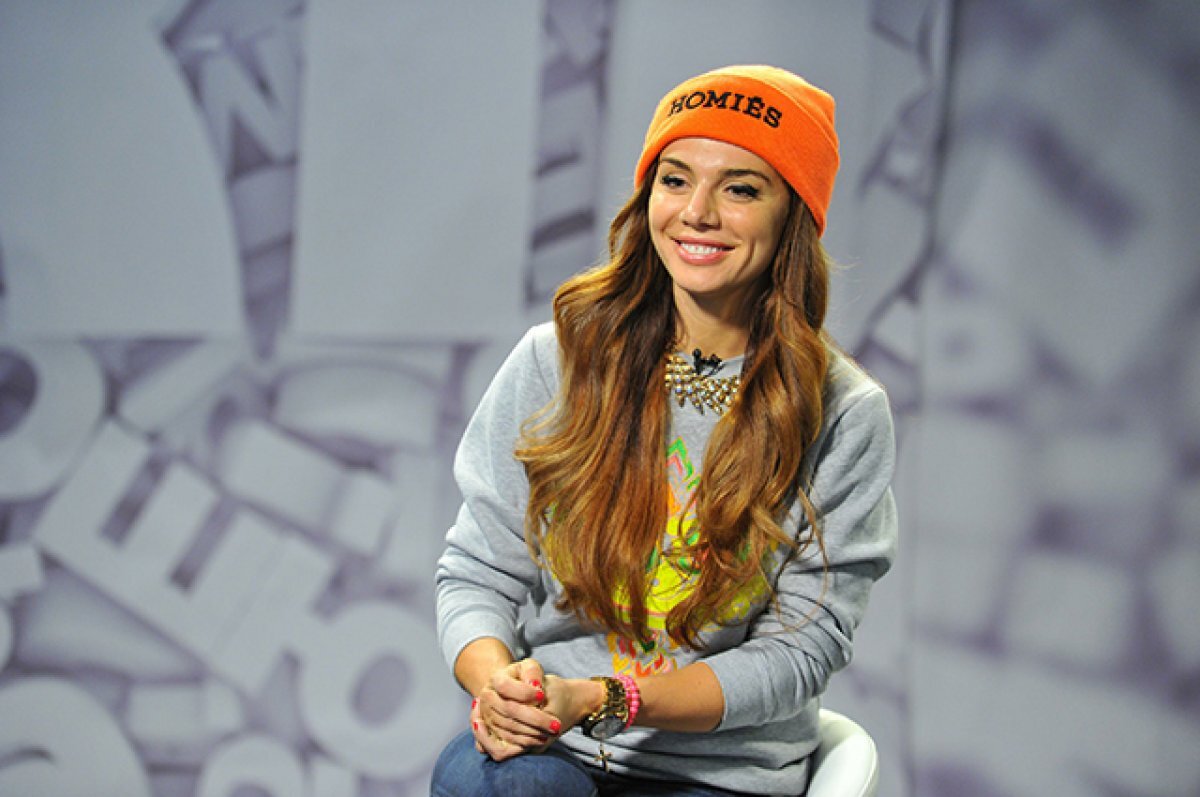    Анна Седокова травмировала ногу при падении на концерте