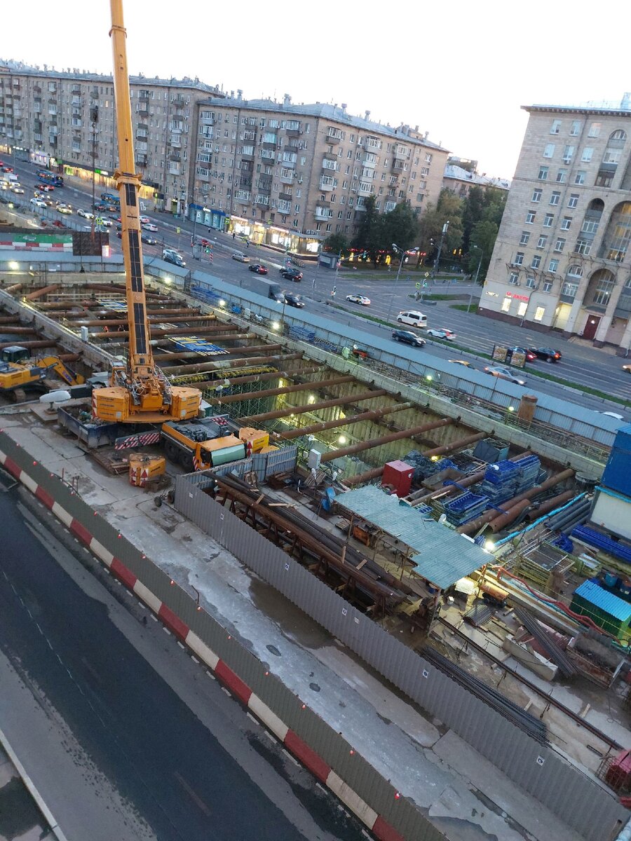 📷 2: Около улицы Панфёрова вяжется арматура перекрытия — в последствии туда будет переключению движение автотранспорта для достройки станции. Раскрывается котлован одного из выходов на поверхность.  