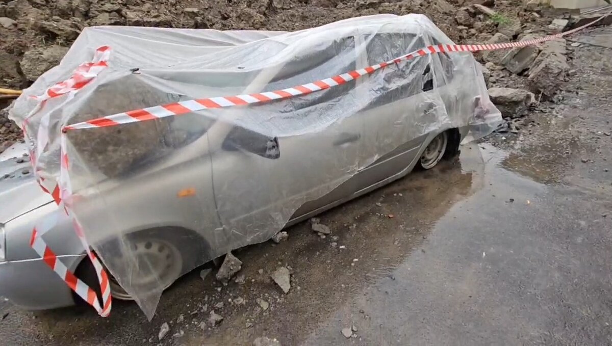     Глава администрации Кисловодска Евгений Моисеев показал последствия обрушения стены на автомобили, видео он опубликовал в Telegram.