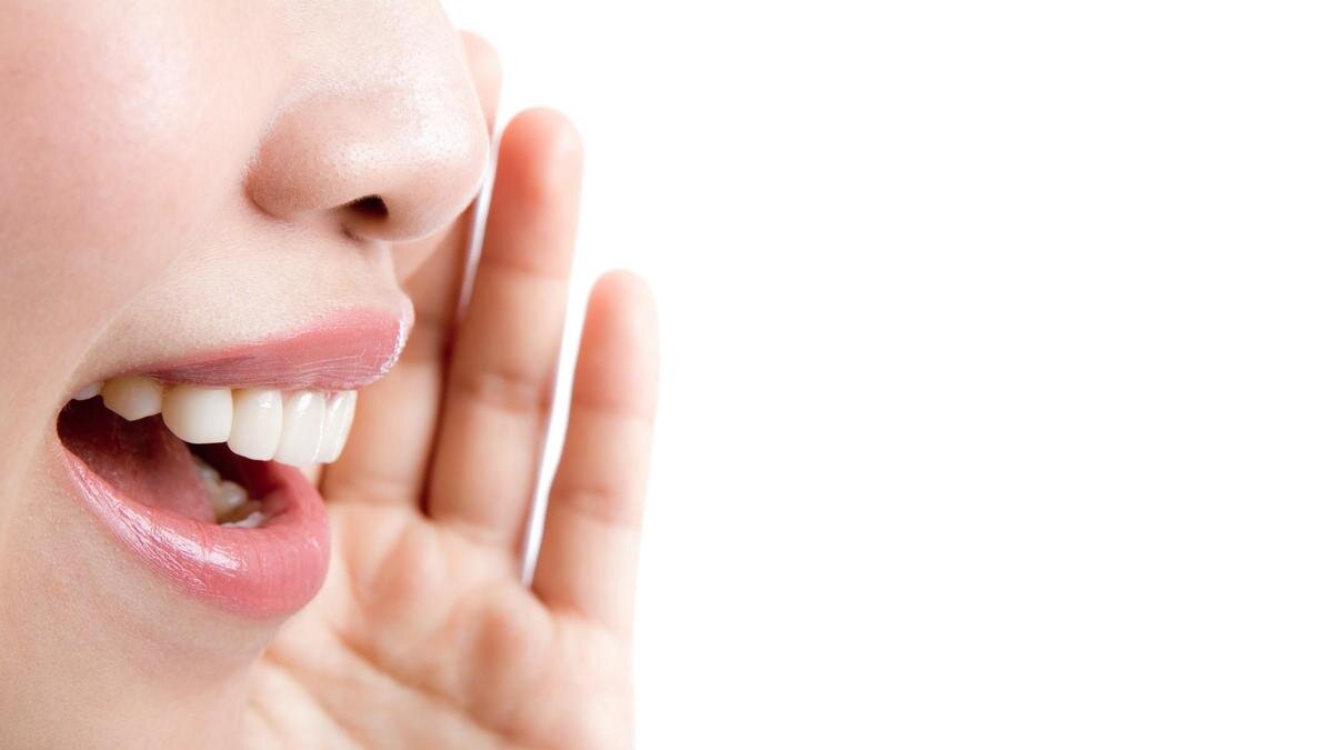    Девушка держит руку возле открытого рта:Freepik