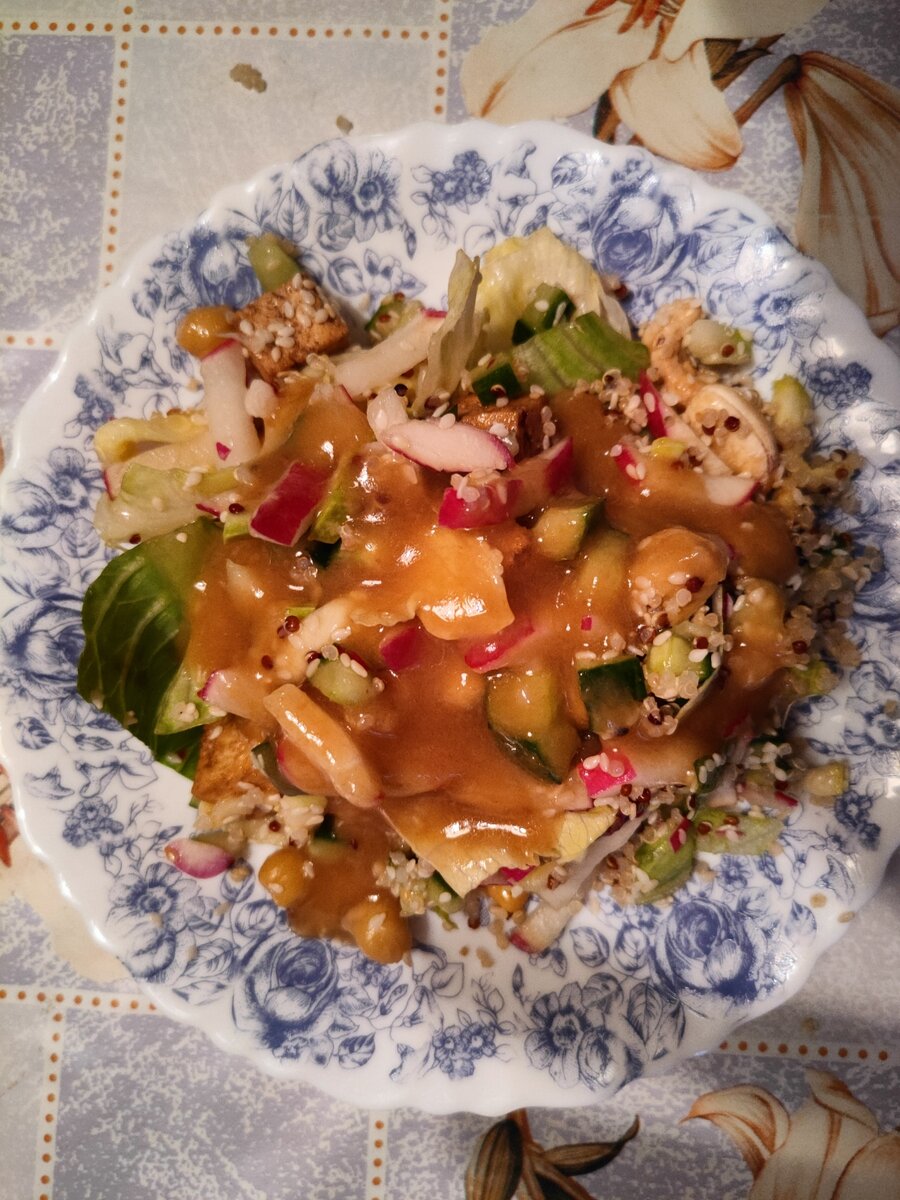 Салат Кобб с имбирным соусом