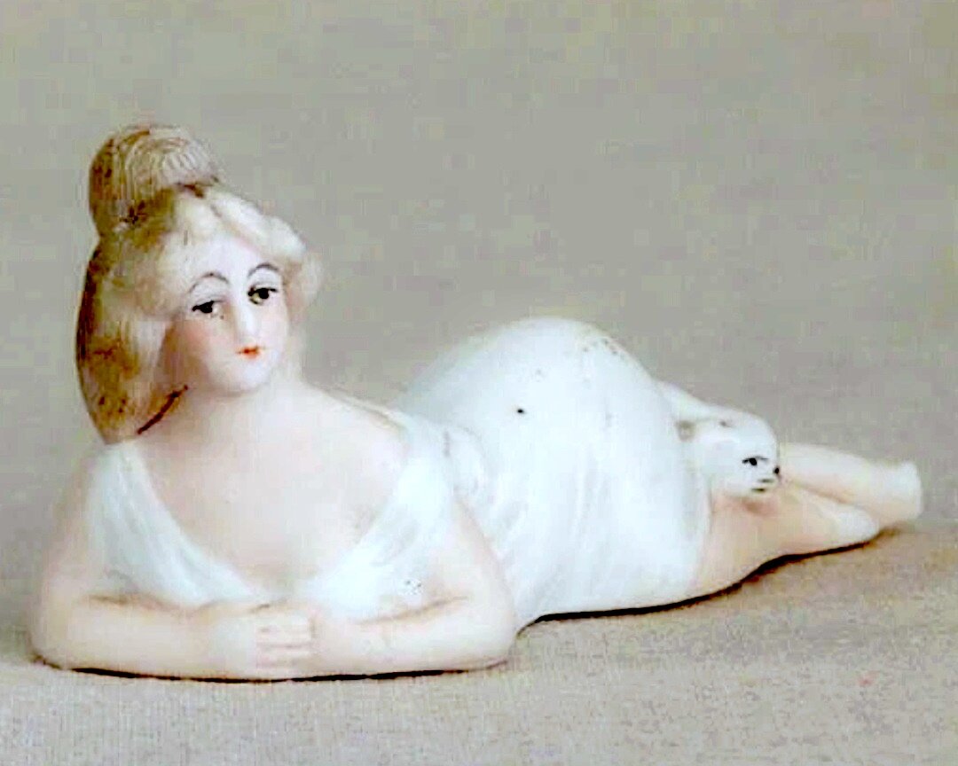 "Девушка и кошка", частные русские заводы конец XIX века - начало ХХ века. Высота 4 см. https://ru.bidspirit.com/