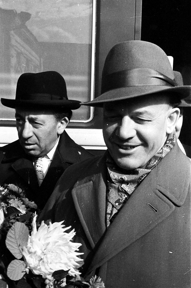 Д. Лернер и С. Лемешев на вокзальном перроне во время гастролей. 1960-е годы