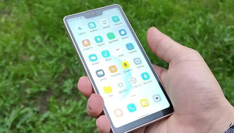    Внешне Qin3 и Qin3 Pro — один и тот же смартфон