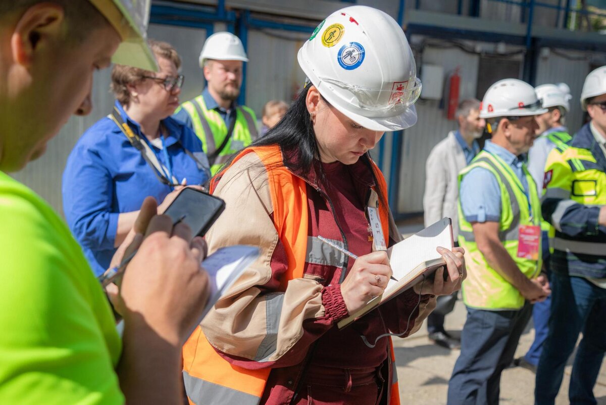 профессия строитель. строитель. работники на стройке. строительная команда. работники сферы строительства.