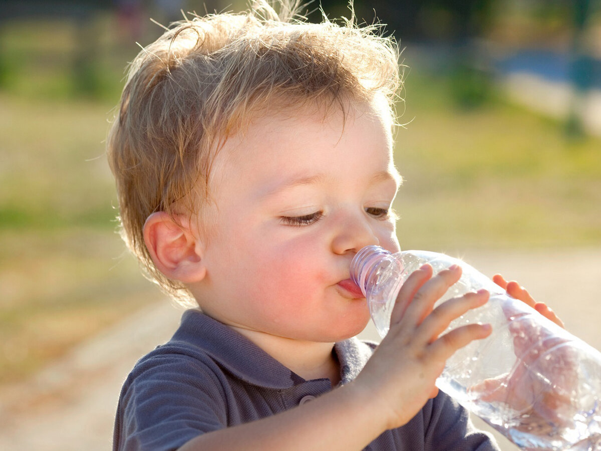Ребенку 2 года много пьет. Ребенок пьет. Дети воды. Бутылка для воды для мальчика. Ребенок пьет воду.