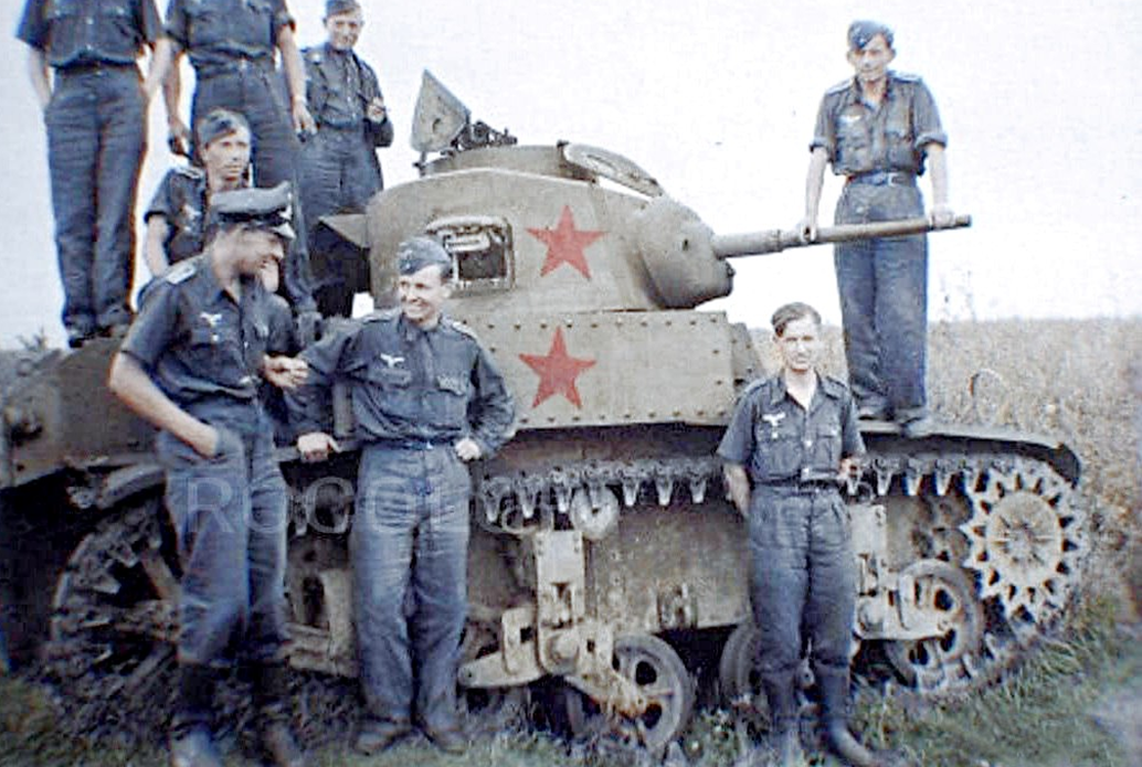 Полученный по ленд-лизу лёгкий танк РККА M3 Stuart в качестве трофея фашистов.