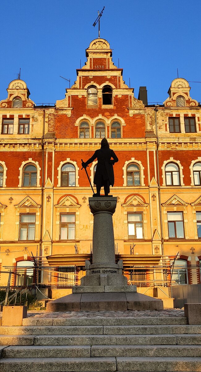 Памятник шведскому маршалу Т.Кнутссону основателю Выборгской крепости-острова стоит на площади Старой Ратуши и смотрит на свое творение 