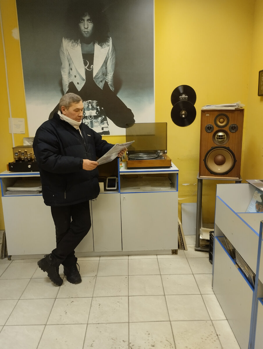 В одном из музыкальных магазинов нашего города. Хозяин которого, кстати, тоже мой давнишний знакомый. 
