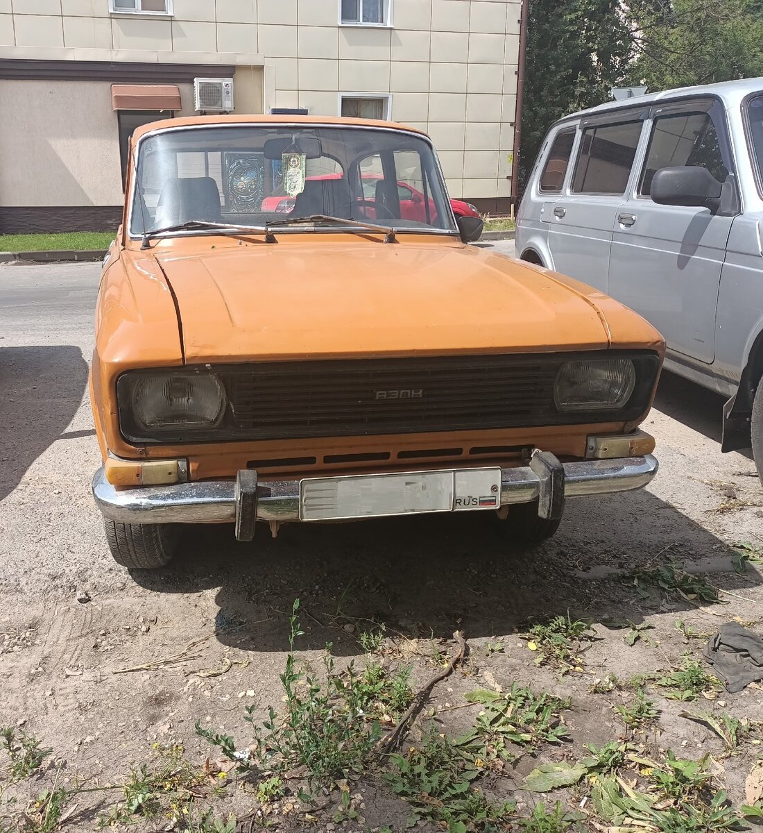 Этот красавца из прошлого, явно 1980-ых годов выпуска я обнаружил на улице совершенно случайно. Надо сказать, что сегодня почти нереально увидеть оригинальный Москвич, иногда встречаются поздние модели, а такие 1-2 не более.