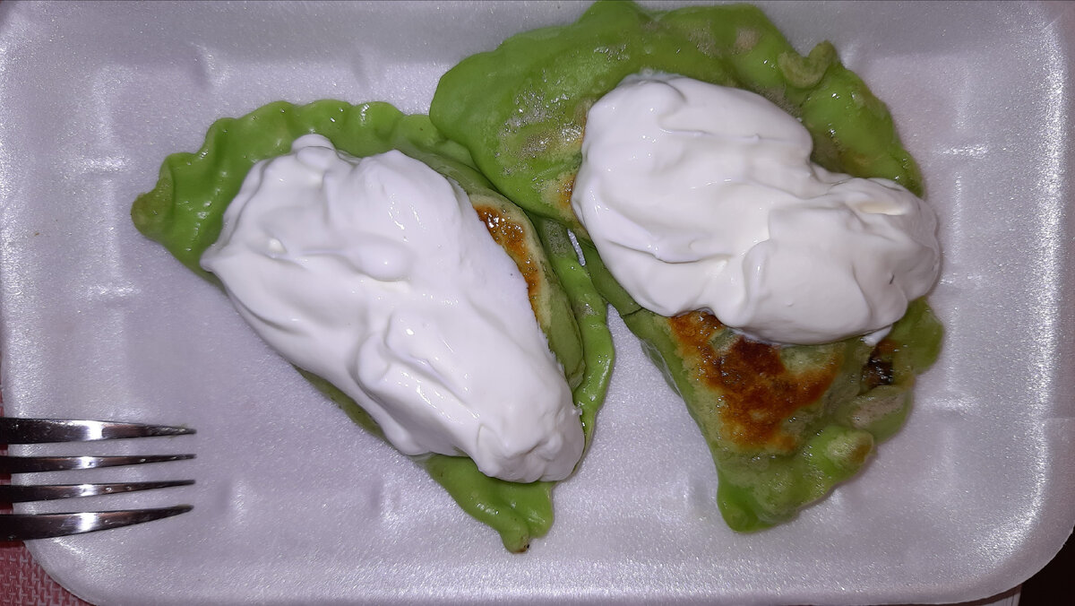 Это что-то зеленое, похожее на большой пельмень, внутри мясо говядины с грибами и зелень.