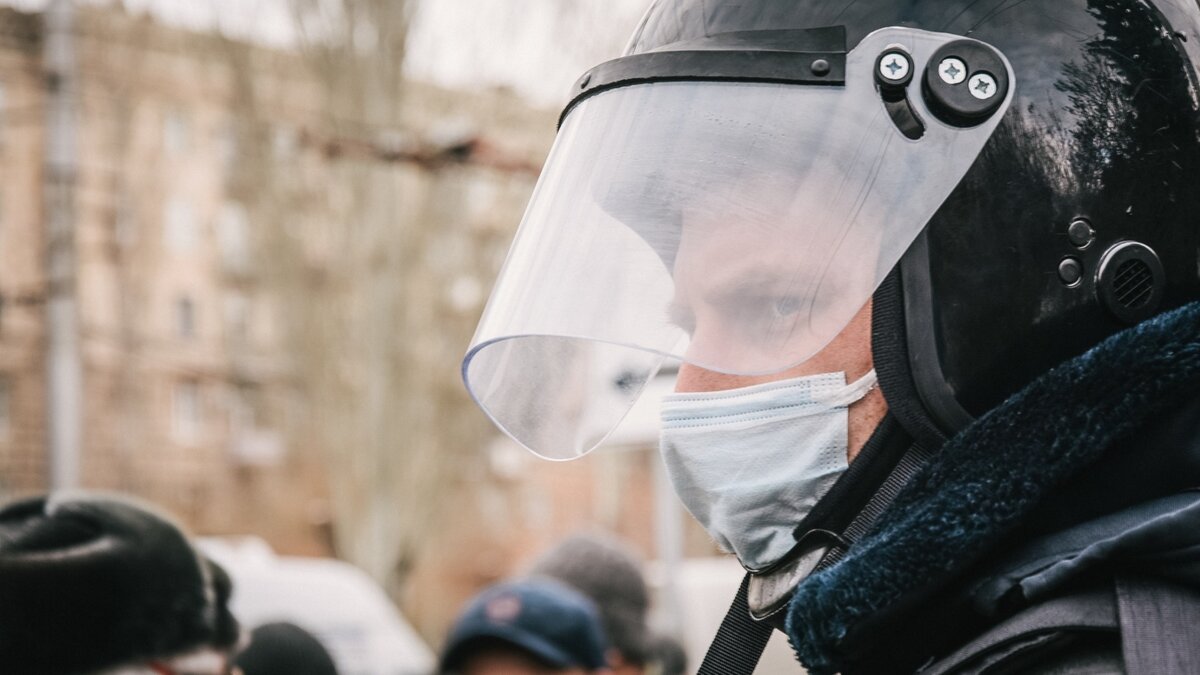     В Таганроге днем в воскресенье, 30 июля, мужчина забежал в бар и открыл огонь из оружия, сообщает Telegram-канал Don_Mash.