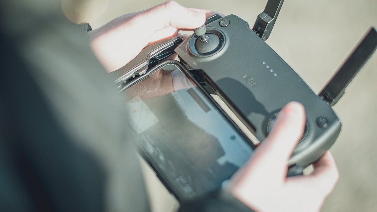     С помощью антидронового ружья в районе деревни Грудская Брянской области сбили дрон-камикадзе. При падении беспилотник сдетонировал. Об этом сообщил Telegram-канал Shot.