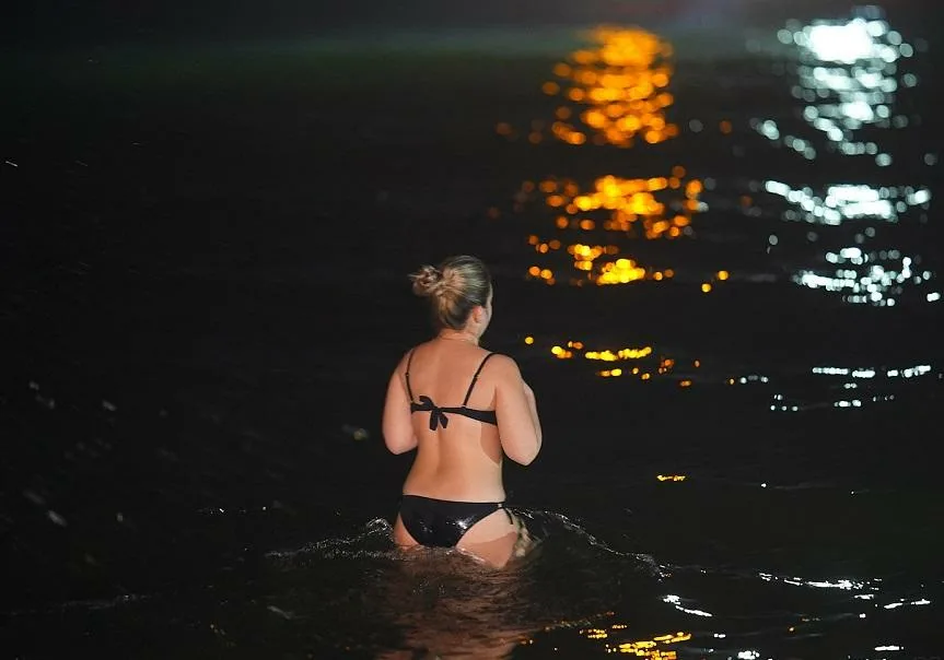 Допускается купание ночью. Ночные купания нагишом. Ночное купание в море.