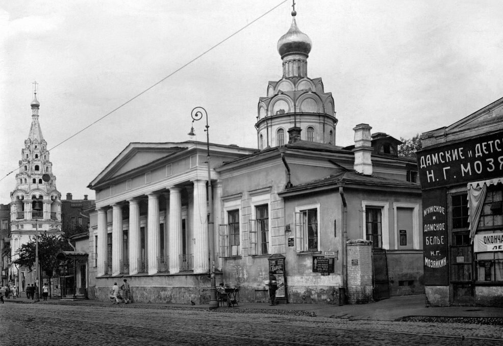 Среди великолепия архитектуры Арбата, выделялось одно печально известное задание - "Дом висельников.  wikipedia.org