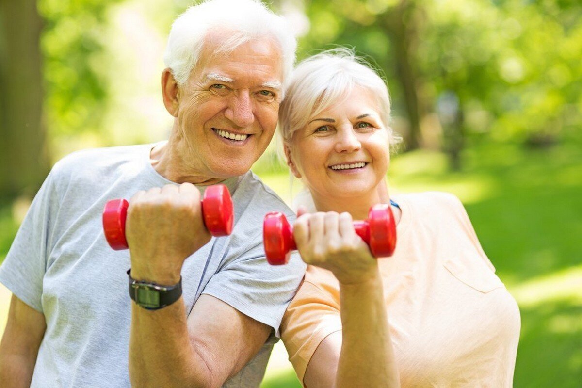 Здоровье бабушки сильно. Пожилые люди. Спортивные пожилые люди. Спорт для пожилых. Пенсионеры спорт.