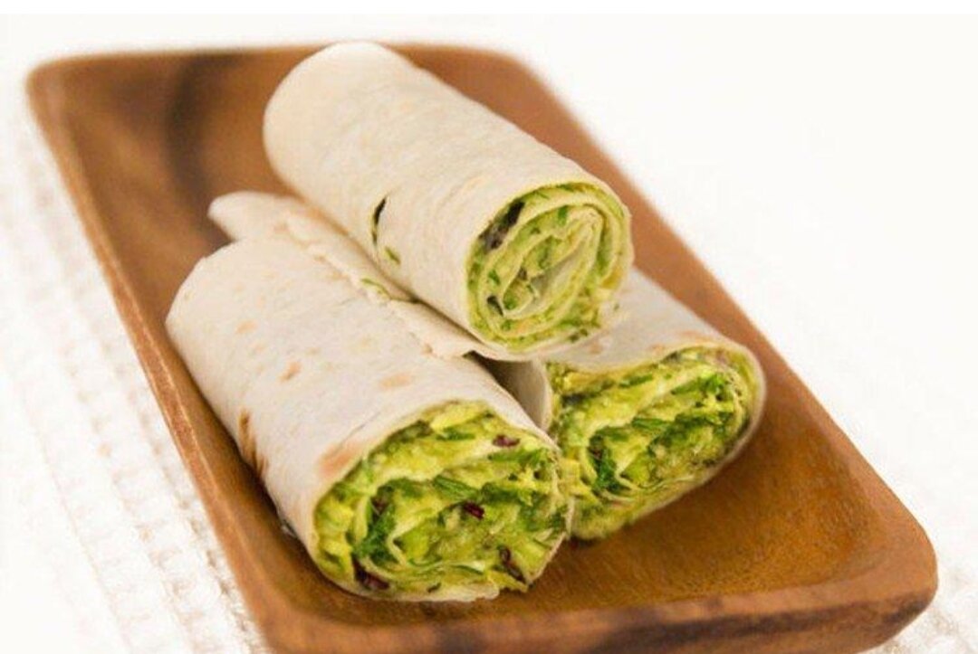 Лаваш с копченой колбасой. Рулет с семгой в лаваше. Рулет из лаваша. Лаваш с авокадо. Лаваш с авокадо.