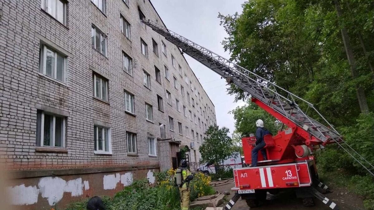 Восемь человек спасли пожарные из многоквартирного дома в Сарапуле |  udm-info.ru | Дзен