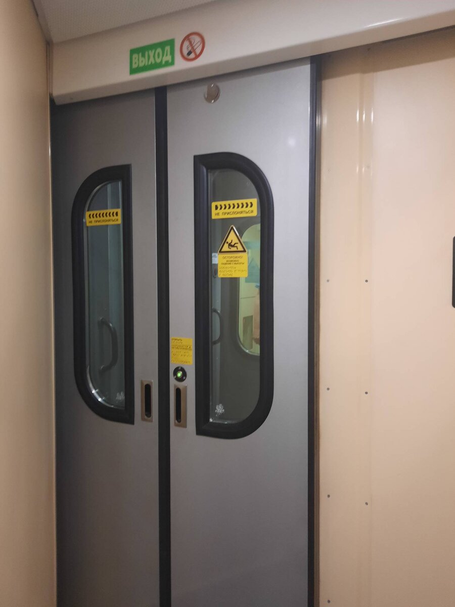 Фото  дверей между вагонами из поезда №009 Саратов-Москва. Фото из личного архива.