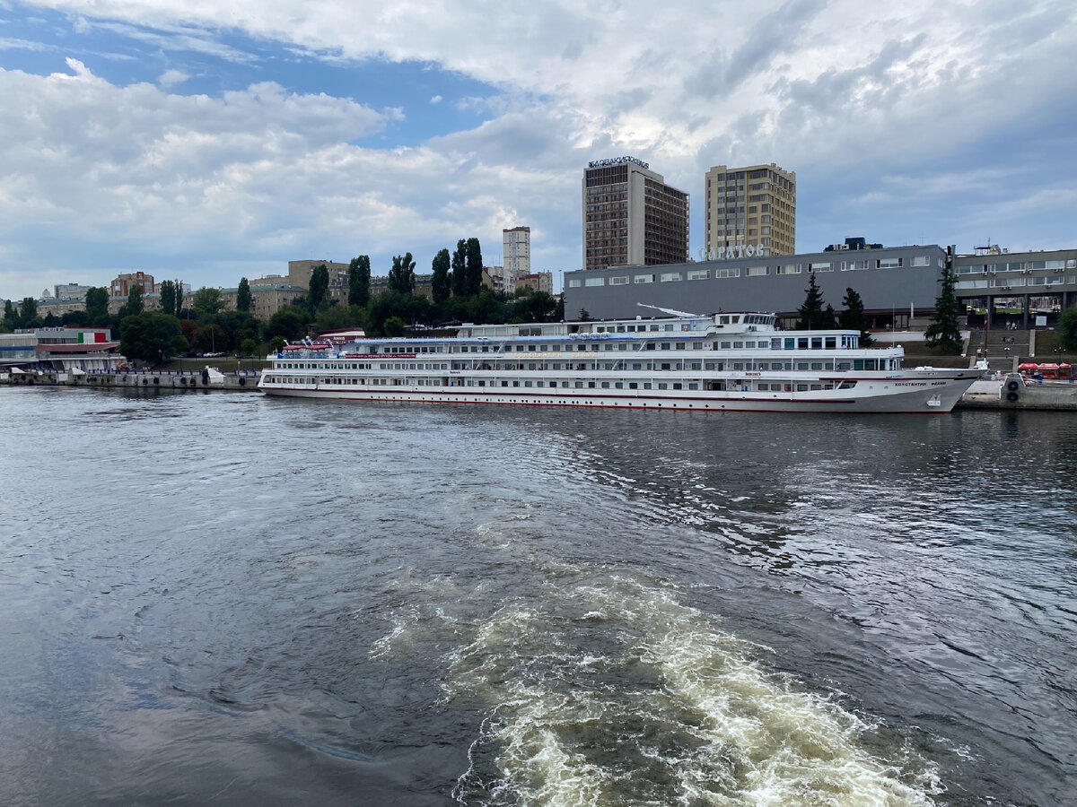 Фото автора. Саратов с воды. У причала - «Константин Федин»