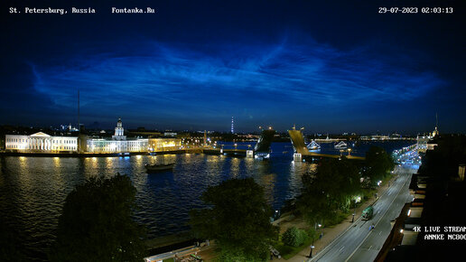 Серебристые облака, разводные мосты, корабли - летняя ночь в Санкт-Петербурге за полминуты.