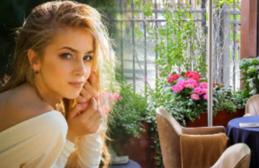 Сидя в кафе, Дара размышляла