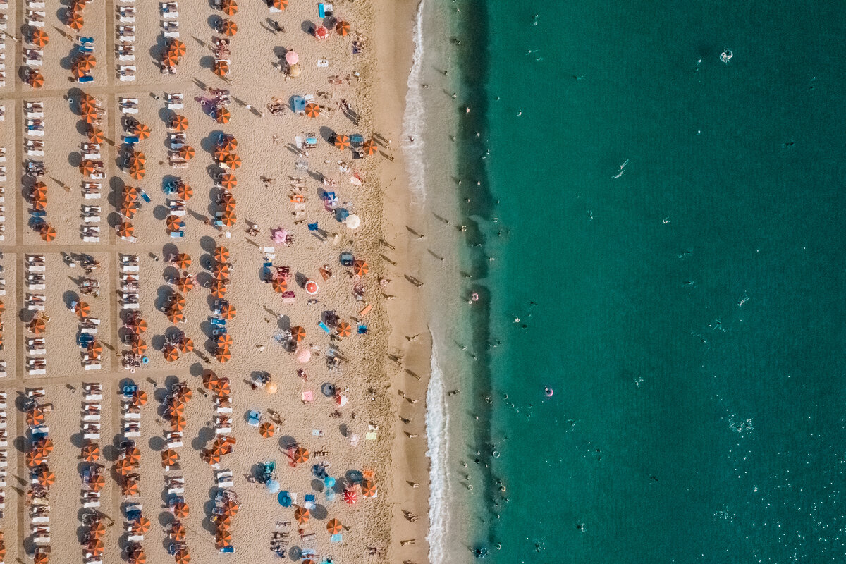 источник фото: <a href="https://ru.freepik.com/free-photo/aerial-view-of-people-resting-on-the-beach-near-the-sea_8566854.htm#query=%D0%BF%D0%BB%D1%8F%D0%B6%20%D0%B0%D0%BD%D0%B0%D0%BF%D1%8B&position=11&from_view=search&track=ais">Изображение от ArthurHidden</a> на Freepik