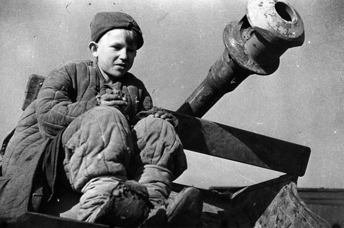 Как лишившийся рук 14-летний русский мальчишка с гранатой в зубах бросился на немецкие танки и остановил их