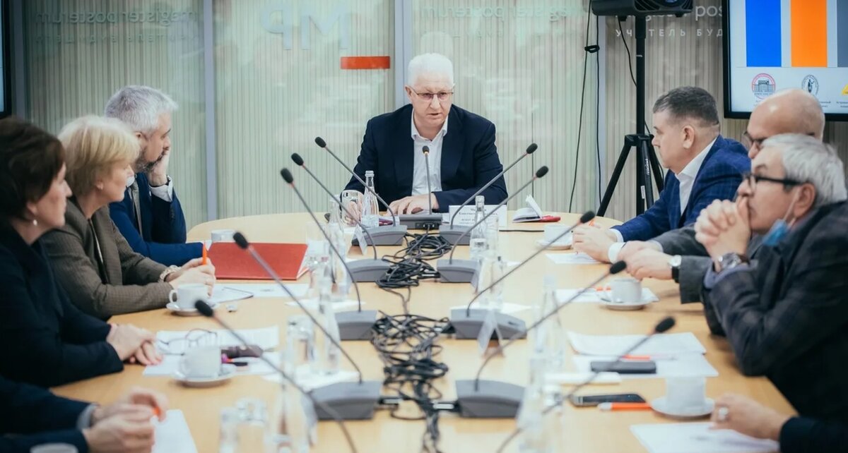 Ректоры астраханских вузов на площадке АГУ обсудили проблемы обучения студентов-иностранцев. Обратите внимание на возраст, хотя для вузов это норм.
