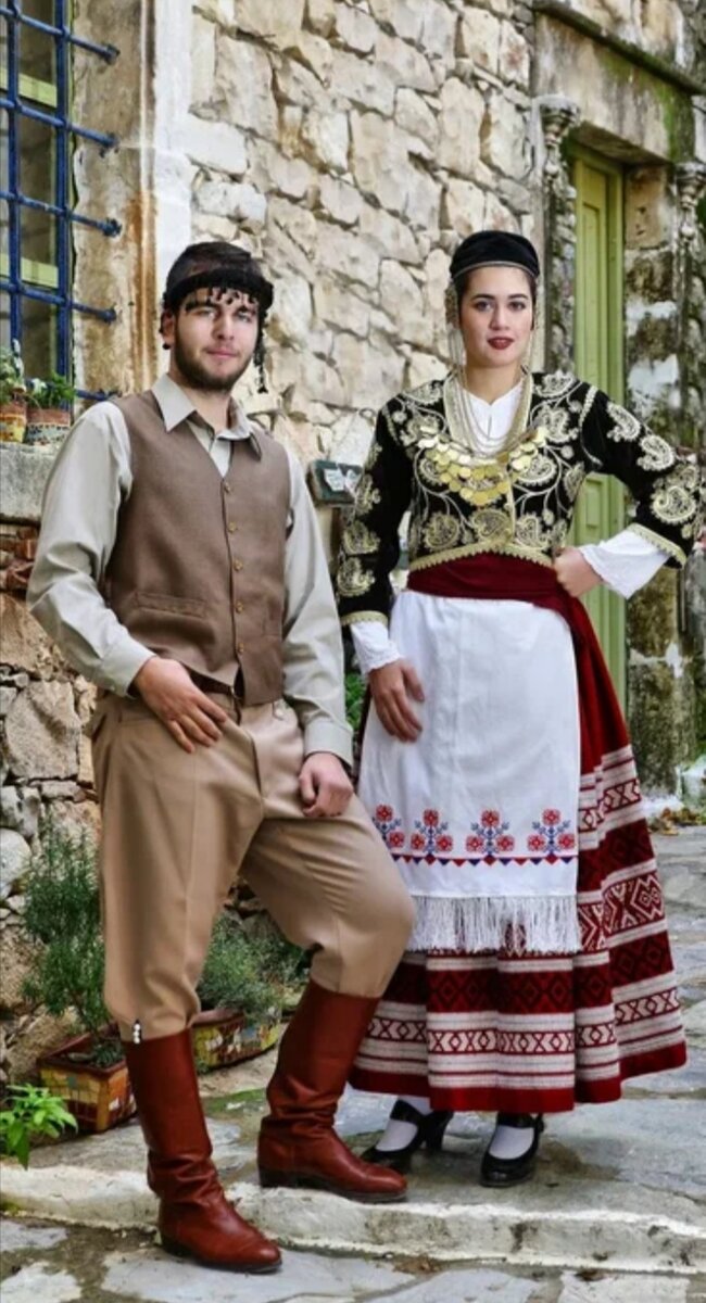 Грек и Гречанка в национальной одежде.