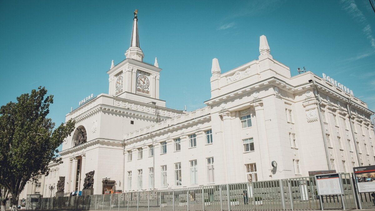     Волгоградцы обнаружили гору невывезенного мусора прямо у перрона центрального вокзала. Скрыть черные мешки не получилось даже забором.