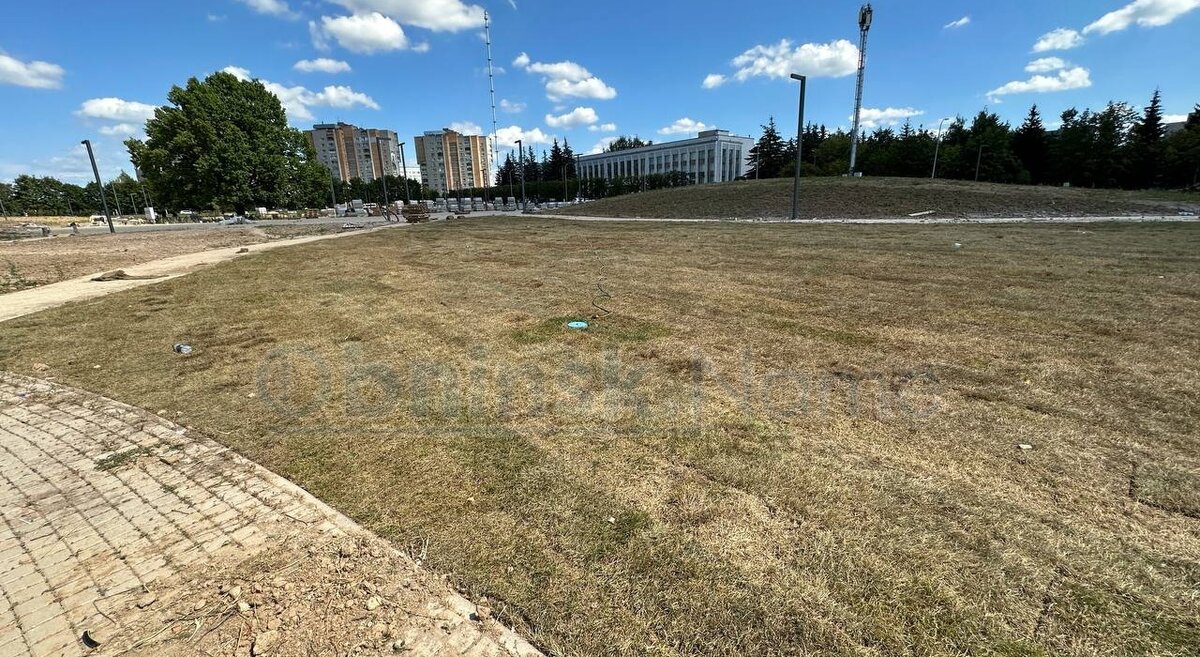 Газон на площади у Дома учёных в Обнинске — загублен | Обнинск | Дзен