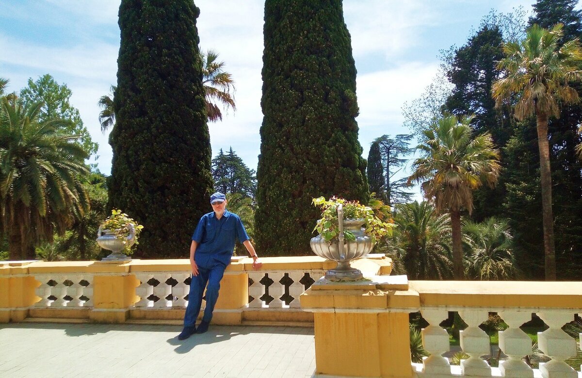 Михаил Лекс, автор рассказа и канала (место на фото: Сочи, верхний парк «Дендрарий»)