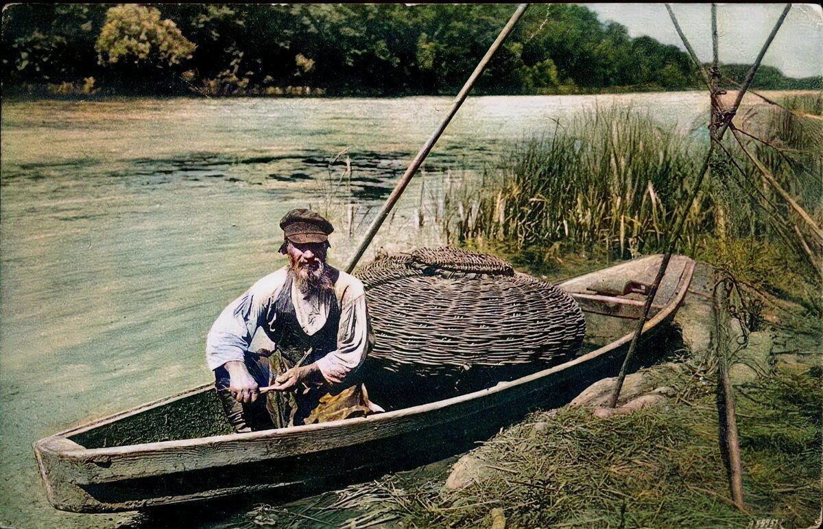 Исторически сложилось так что рыболовство всегда. Рыбаки в древности. Рыболовство. Старинный Рыбак. Старая лодка.