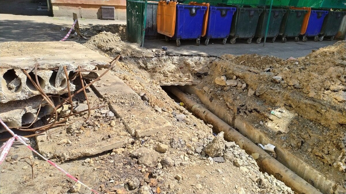     В Александровке в очередной раз прорвало трубу, вода из нее снова топит улицы, фото и видео с последствиями происшествия выкладывают в соцсетях местные жители.