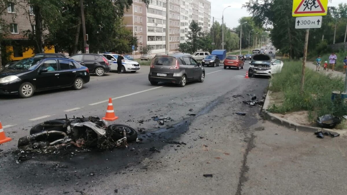     Автомобиль и мотоцикл столкнулись накануне днем около 15 часов 10 минут напротив дома № 55 «а» по улице Тверская в Ижевске.